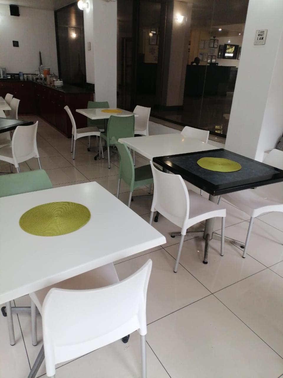 Airport Inn And Suites Edenvale Exteriör bild